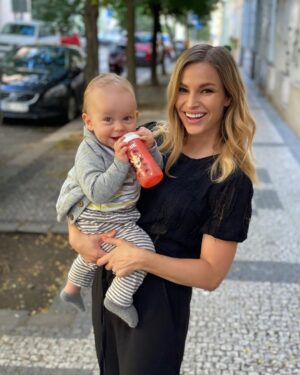 Petra Svoboda Instagram - „Vite, ze uz batole by melo vypit az 1.5 l vody denne? S tim mam, priznam se, problem i ja jako dospelak.  S bumbanim je to u nas proste obcas boj! Ven proto vyrazime oba uz vyzbrojeni vlastni lahvickou, abychom byli stale u zdroje, to je zaklad.”😉#pidipití @nuk_ceskarepublika
