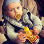 Petra Svoboda Instagram - Tenhle pohled znam, prichazi, kdyz se zpozdim s jidlem🙈😂🤨Edik papa moc hezky, tohle organicke bananove brekkie je jeho oblibena svacinka a nekdy jedna kapsicka nestaci😂😋#ellaskitchen #sobiksk_cz #organic #babyfood @sobiksk_cz #spoluprace nakupovat muzete na www.stravaprodeti.cz Prague, Czech Republic