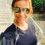 Petra Svoboda Instagram - Pripraveni ke startu?! Priznam se, ze pravidelny bezec nejsem, ale kdyz jde o moznost stravit tak den s rodinou a jeste prispet na charitavni cinnost, muzu klidne probehat lesy treba po celych Cechach! Pridate se ke mne? Uz 29. 8. se muzeme potkat v ramci zavodu @behejlesy Jizerska, kde se zucastnim multigeneracniho nesoutezniho behu VoltaRUN, v jedne z nejkrasnejsich prirodnich lokalit republiky. Nemusite se bat, trasy jsou nenarocne (3-5km) a vhodne pro vsechny bez ohledu na vek ci kondici. Dokonce i pro kocarky.😊Tentokrat svou ucasti diky Nadaci Nova podporime Karolinku, ktera se narodila s vadou nozicek. Tak se zaregistrujte a pobezte se mnou. Vice info na www.behejlesy.cz/votlarun. Tesim se na vas! #gsk #voltarun #behejlesy #spoluprace #nadacenova