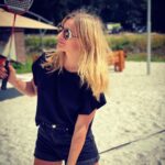 Petra Svoboda Instagram - Let’s play!!!🏸#badminton #sport #moveyourbody #sand #summer #friends Spindleruv Mlyn