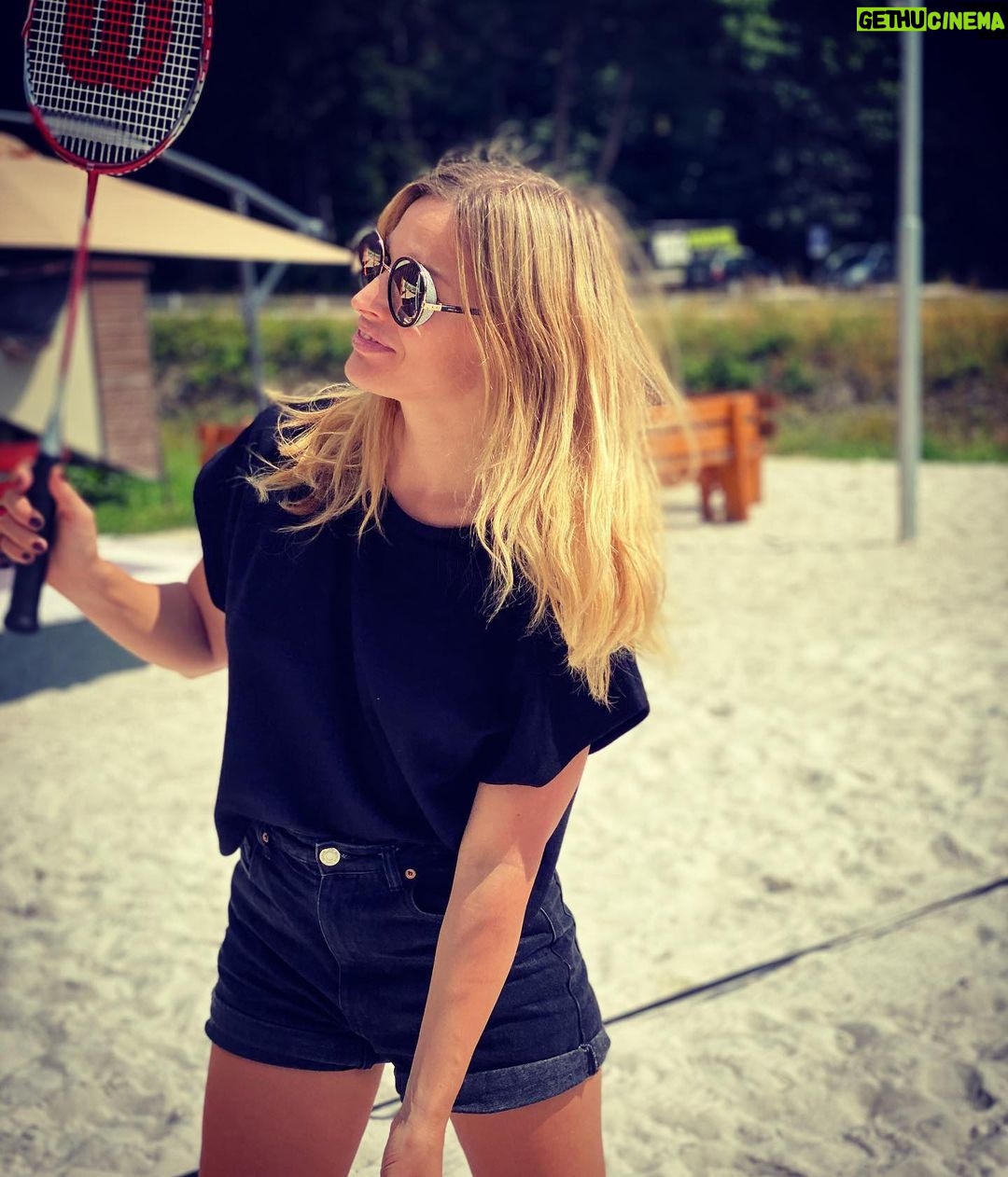 Petra Svoboda Instagram - Let’s play!!!🏸#badminton #sport #moveyourbody #sand #summer #friends Spindleruv Mlyn