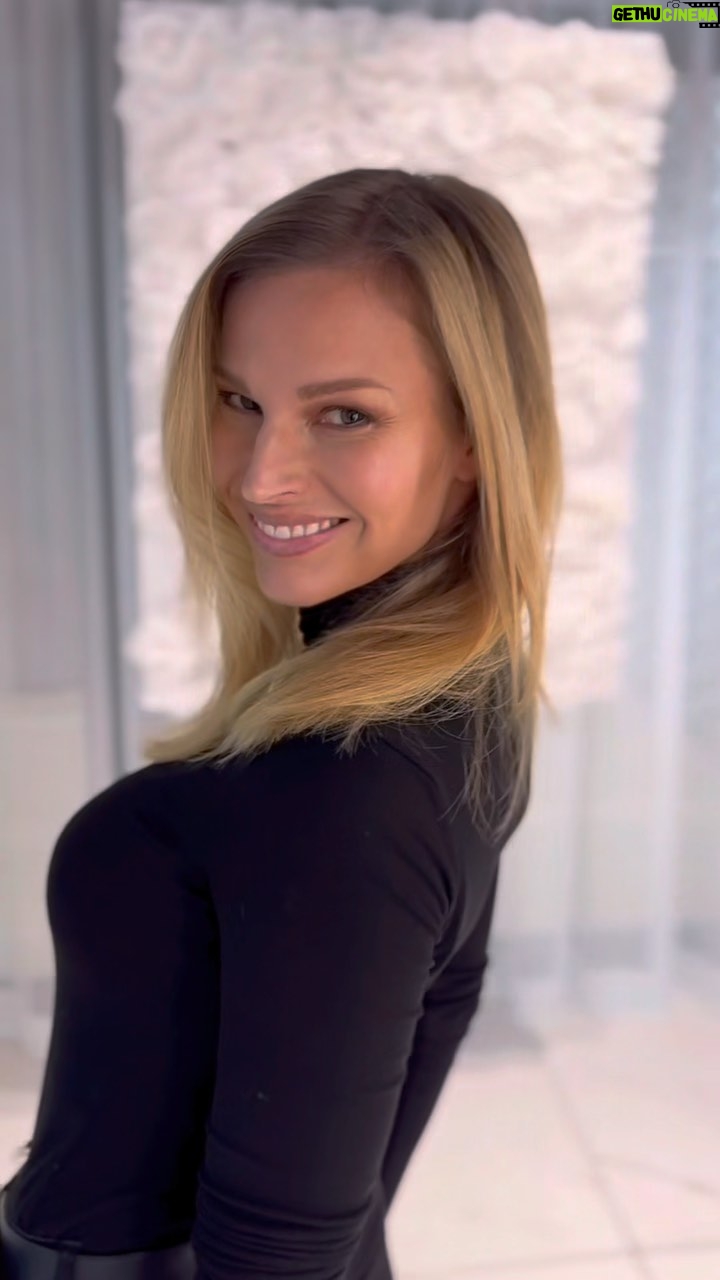 Petra Svoboda Instagram - Nikdo nejsme dokonalí a občas je fajn si trochu “pomoci”, hlavně, když výsledek vypadá přirozeně💇♀️😉 Děkuji za dlouholetou péči o vlasy! @hairdreamscz @yesvisage.cz