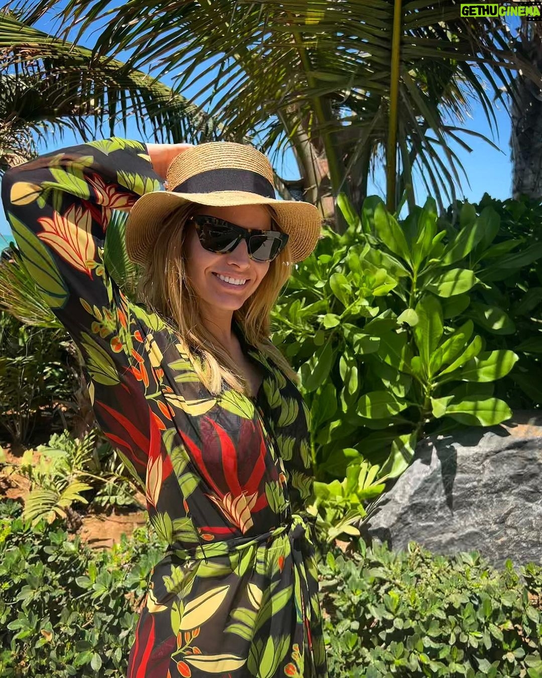 Petra Svoboda Instagram - Nekdy, kdyz se citite dobre, se proste podari splynout s prostredim snadno a prirozene, proste jako chameleon. ❤️🌴Vedeli jste, ze ten meni barvu kuze ne podle prostredi, ale podle svych emoci? Tak za me je to dneska srdcova zelena😉 #fusion #holiday #green #palms #chameleon