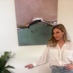 Petra Svoboda Instagram - Tak zima ještě neřekla poslední slovo🙈Čím si v takových chvílích zlepšujete náladu?? Já uměním, kterým se už léta ráda obklopuji a které je součástí mého domova a spoluvytváří v něm příjemnou a pozitivní atmosféru. Můj poslední objev je obraz Serenade od @petramcgrath.art Její díla mě oslovila tím, že jsou neuvěřitelně pozitivní. Stačí jediný pohled a zlepší se mi nálada! Tak doufám, že Vám taky! #art #abstractart #positivevibes #serenade #painting