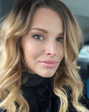 Petra Svoboda Instagram - Tak uz ji mam na krku… 40citku🎂. A neni to tak spatny!😃Je to vlastne trochu osvobozujici… Clovek uz neresi spoustu malichernych veci… Ale ten pocit, ze cas utika nejak rychleji, ten tedy narusta😉 Moc Vam vsem dekuji za krasna prani, moc si jich vazim!❤️ #birthday #40 #timeflies