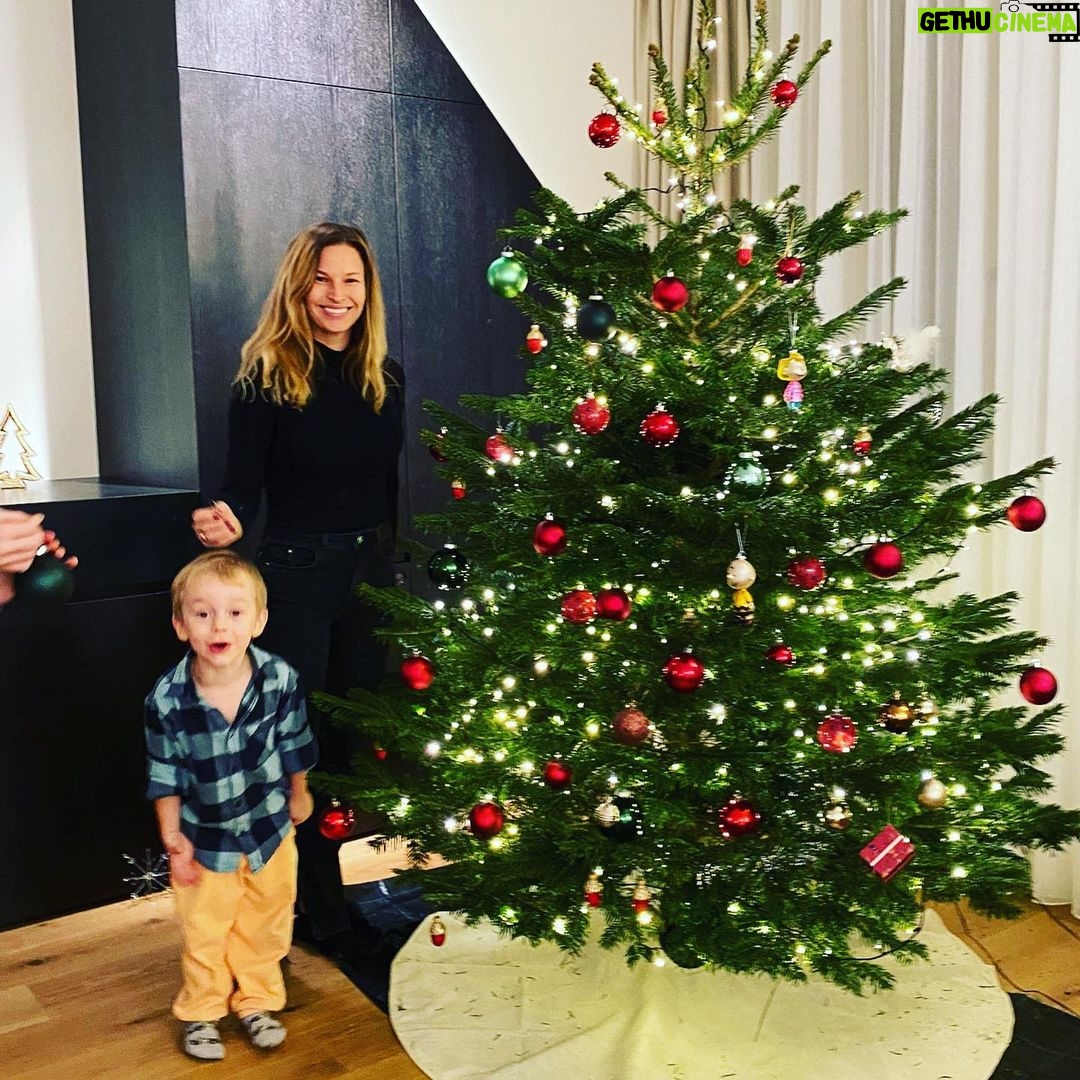 Petra Svoboda Instagram - Krasne a klidne Vanoce Vam vsem a velky dik za vsechna prani. Neztracejte usmev!😊 #vanoce #2022 Prague, Czech Republic