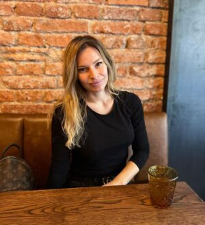 Petra Svoboda Instagram - Dneska jsem si pripomnela jak krasna je ta nase stovezata Praha… I temer po dvaceti letech, co tu ziju a prochodila jsem ji krizem krazem, je porad co objevovat. Ale to se musite kouknout do stories, tady uz jsem po tech 10ti kilometrech rada, ze sedim na kaficku😂😉🍁#prague #tour #sightseeing