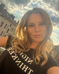 Petra Svoboda Instagram - Mit hlavu v oblacich…to je obcas fajn😇⛅️ #sunset #prague #headintheclouds Prague, Czech Republic