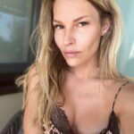 Petra Svoboda Instagram - Tak jak ty supertropy zvladate? Mate klimatizaci, odhazujete obleceni nebo se pecete venku??🥵😉 #hot #sunny #day Prague, Czech Republic