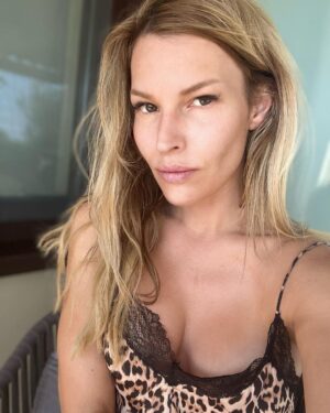 Petra Svoboda Instagram - Tak jak ty supertropy zvladate? Mate klimatizaci, odhazujete obleceni nebo se pecete venku??🥵😉 #hot #sunny #day