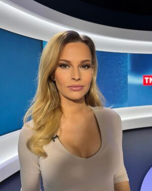 Petra Svoboda Instagram - Tak dneska nosim ve studiu vyjimecne kalhoty ja a ne pan reziser😉😂👖Krasny vecer a zitra zase na videnou u @televizninoviny