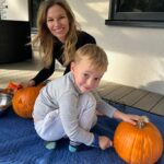 Petra Svoboda Instagram - Tak my uz jsme si popravde dyne vydlabali pred tydnem na chate, polivku uvarili a seminka oprazili, no a ted uz se muzem soustredit jen a jen na straseni🎃😁🎃 #halloween #trickortreat #pumpkins #carving #family