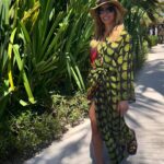 Petra Svoboda Instagram - Nekdy, kdyz se citite dobre, se proste podari splynout s prostredim snadno a prirozene, proste jako chameleon. ❤️🌴Vedeli jste, ze ten meni barvu kuze ne podle prostredi, ale podle svych emoci? Tak za me je to dneska srdcova zelena😉 #fusion #holiday #green #palms #chameleon