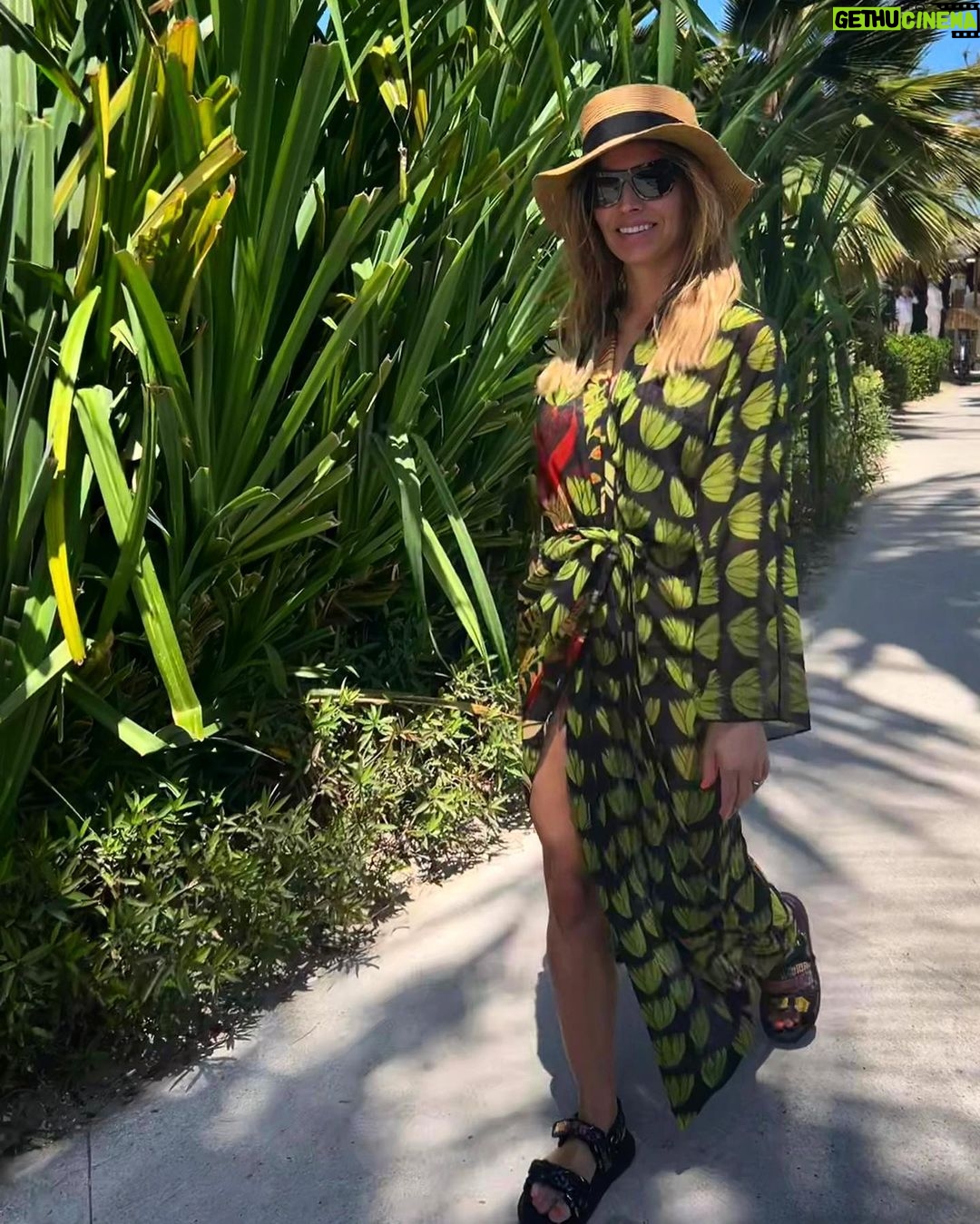 Petra Svoboda Instagram - Nekdy, kdyz se citite dobre, se proste podari splynout s prostredim snadno a prirozene, proste jako chameleon. ❤️🌴Vedeli jste, ze ten meni barvu kuze ne podle prostredi, ale podle svych emoci? Tak za me je to dneska srdcova zelena😉 #fusion #holiday #green #palms #chameleon