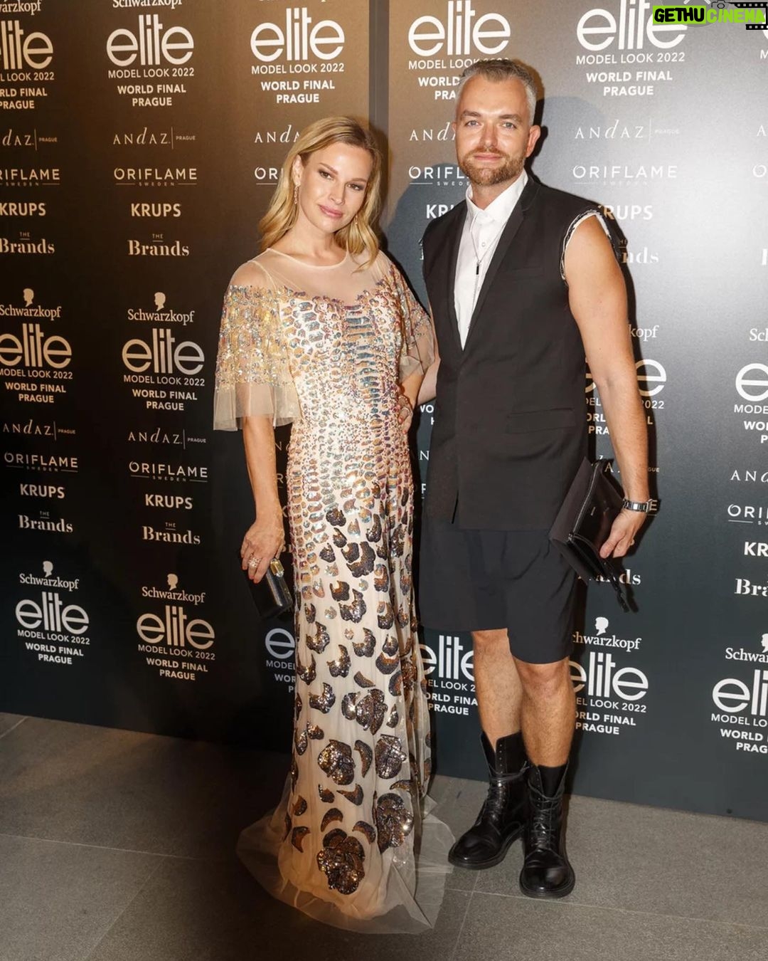 Petra Svoboda Instagram - Skoro po roce ve velke vecerni, v mile spolecnosti a na vyjimecne udalosti, zbyva jen podekovat za pozvani😊Hezky vecer vsem! @elite_prague @honza.pokorny.styling @gismondi1754_prague @zalando #elitemodellook #internationalfinal #2022 Španělský sál Pražského hradu