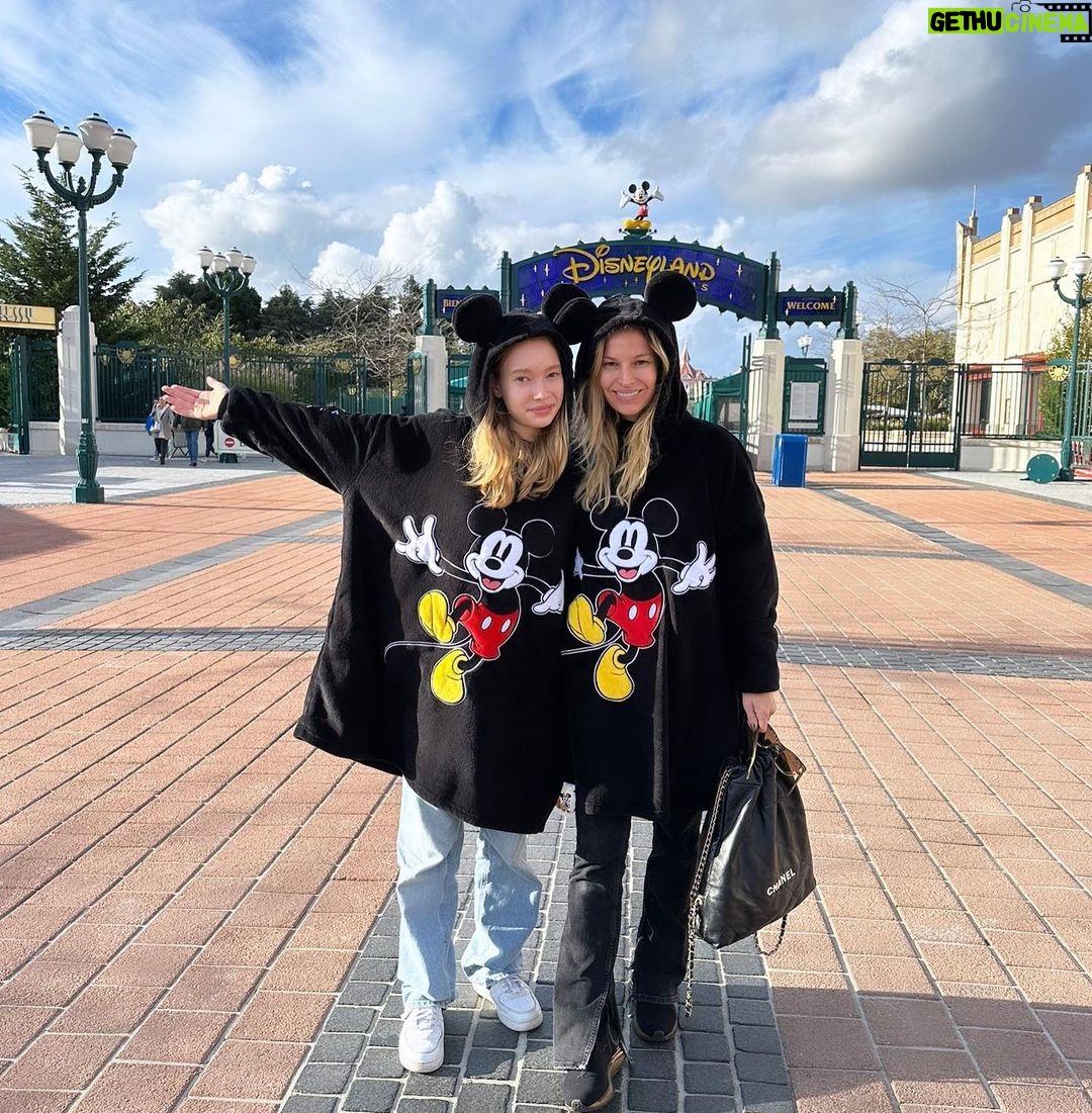 Petra Svoboda Instagram - Minnies! ❤️ #disneyland #paris #mumanddaughter Disneyland Paris & Walt-Disney-Studios