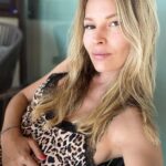 Petra Svoboda Instagram - Tak jak ty supertropy zvladate? Mate klimatizaci, odhazujete obleceni nebo se pecete venku??🥵😉 #hot #sunny #day Prague, Czech Republic