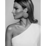 Petra Svoboda Instagram - Krasny uterni vecer vsem! Tyhle fotografie mi udelaly v posledni dobe velikou radost, tak mi dovolte je s Vami sdilet😊❤️ #shopping #modeling #dress #cover #job #fun #photos