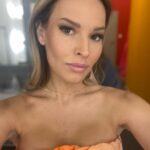 Petra Svoboda Instagram - Mejte hooodne vysmaty tyden!!!😁😁😁 #smile #new #week #necosechysta @onadnescz @veronika_bohomakeup @lenkapavlu Prague, Czech Republic