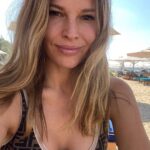 Petra Svoboda Instagram – Takhle se tvarim, kdyz mi vubec nic nechybi😉😂Rodina pohromade, vlasy umyty jen morskou soli a misto pudru pisek z plaze. V dnesni dobe je clovek za kazdou takovou chvili vdecny dvojnasob. Kazdopadne at je slunce nebo snezi, hlavne kdyz jsme vsichni zdravi❤️🙏#family #sea #salt #sand #wind #sun #holiday #uae #together Madinat Jumeirah
