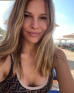 Petra Svoboda Instagram - Takhle se tvarim, kdyz mi vubec nic nechybi😉😂Rodina pohromade, vlasy umyty jen morskou soli a misto pudru pisek z plaze. V dnesni dobe je clovek za kazdou takovou chvili vdecny dvojnasob. Kazdopadne at je slunce nebo snezi, hlavne kdyz jsme vsichni zdravi❤️🙏#family #sea #salt #sand #wind #sun #holiday #uae #together
