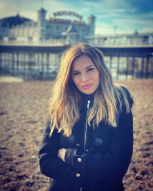 Petra Svoboda Instagram - Posledni rijnove slunce a navic na plazi, to je fajn i kdyz je clovek navleceny v kabate☀️Mejte hezkou nedeli a posunte si cas!😂 #sunday #beach #brighton #pier #uk