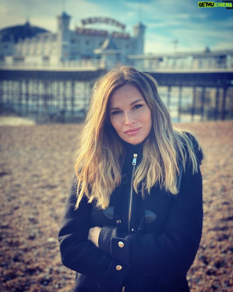 Petra Svoboda Instagram - Posledni rijnove slunce a navic na plazi, to je fajn i kdyz je clovek navleceny v kabate☀️Mejte hezkou nedeli a posunte si cas!😂 #sunday #beach #brighton #pier #uk Brighton Pier