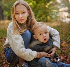 Petra Svoboda Instagram - Pro tyhle dva by clovek udelal proste cokoli, jsem stastna mama. Foceni zase po roce dopadlo na jednicku, mame krasnou vzpominku😁❤️#laska #deti #mama #rodina #foceni #sourozenci @monika_navratilova_photography