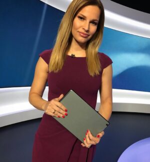 Petra Svoboda Instagram - Sledujete pravidelne soucasne deni?? Na priliv nejnovejsich informaci z domova i ze sveta v @televizninoviny se muzete spolehnout kazdy den. Tesim se na Vas zase zitra ve 12 a v 17 hodin na @tvnovaofficial #televizninoviny