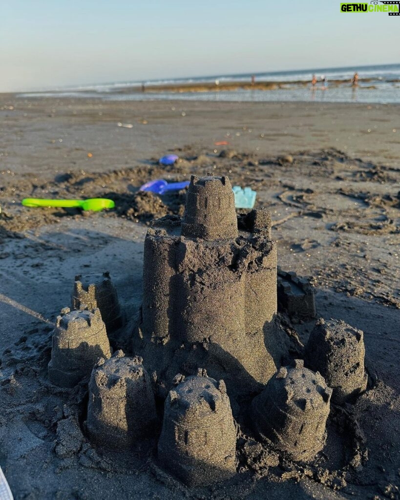 Pevita Pearce Instagram - Do you wanna build a sand castle?