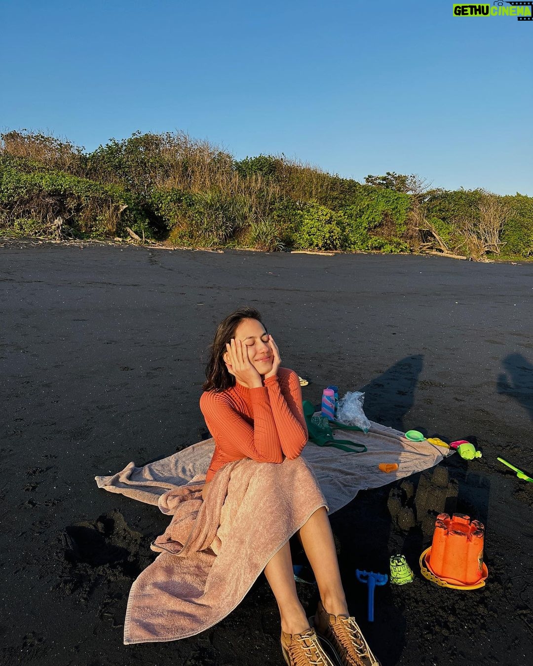 Pevita Pearce Instagram - Do you wanna build a sand castle?