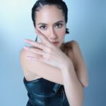 Pevita Pearce Instagram – @pevpearce ✨✨✨
Ada behind the scene nya ini, share gak ya 🤔? 😉 happy banget gak sih kita (cek last slide)

Photographer #ifanhartanto @wavestudioid 
Stylist @ivanteguhsantoso 
Make Up @evalovira 
Hair @ichanaahair 

Taken using Nikon Z7 II with Nikkor Z 24-70mm f2.8 S 

#zcreators #nikonindonesia #generasiznikon #tetapnikon