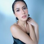 Pevita Pearce Instagram - @pevpearce ✨✨✨ Ada behind the scene nya ini, share gak ya 🤔? 😉 happy banget gak sih kita (cek last slide) Photographer #ifanhartanto @wavestudioid Stylist @ivanteguhsantoso Make Up @evalovira Hair @ichanaahair Taken using Nikon Z7 II with Nikkor Z 24-70mm f2.8 S #zcreators #nikonindonesia #generasiznikon #tetapnikon