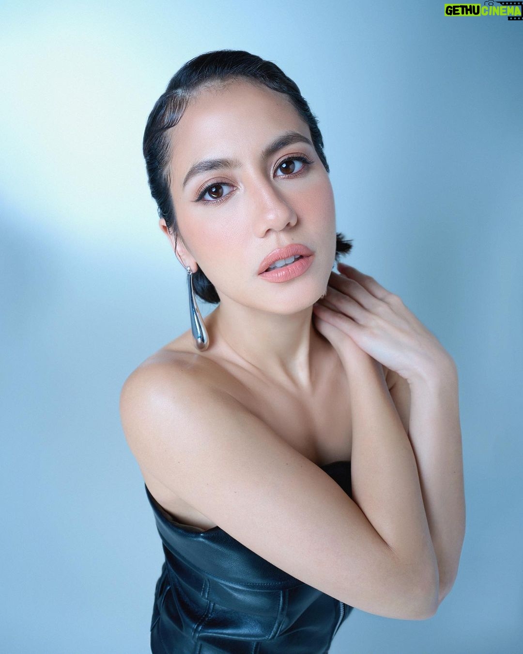 Pevita Pearce Instagram - @pevpearce ✨✨✨ Ada behind the scene nya ini, share gak ya 🤔? 😉 happy banget gak sih kita (cek last slide) Photographer #ifanhartanto @wavestudioid Stylist @ivanteguhsantoso Make Up @evalovira Hair @ichanaahair Taken using Nikon Z7 II with Nikkor Z 24-70mm f2.8 S #zcreators #nikonindonesia #generasiznikon #tetapnikon