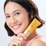 Pevita Pearce Instagram – Beberapa waktu lalu sempat ramai soal Pevita Pearce yang ngomongin #RahasiaTampilLebih di bawah sinar UV berlebih di IG stories-nya. Udah pada liat kan review misterius yang katanya #LebihDariSunscreen itu?😱 

Pasti kemaren pada penasaran kan? Nah ini kita kasih tahu produk yang kemaren di-review sama Pevita untuk bisa nemenin dia tampil lebih everyday, Pertama dari POND’S, POND’S UV Protect Sun Serum! Sunscreen rasa serum dengan double action yang nggak cuma melindungi kamu dari sinar UV berlebih, tapi juga sekaligus menghilangkan sunspots ✨  Apa aja sih yang bikin POND’S UV Sun Serum #LebihDariSunscreen? Yuk swipe buat cari tahu!