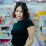 Pevita Pearce Instagram – Lagi beli ciki malah disuruh foto