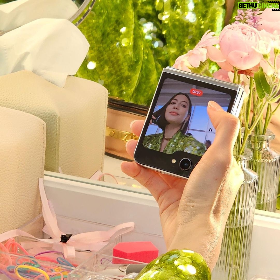 Pevita Pearce Instagram - Ready, Set, Flip & Glam! ππββοΈ aku bisa tampil on fleek dengan instant, rekam dan bahkan share keseruan #SamsungUnpacked kali ini dalam ketukan semuanya aku lakuin cukup dari Flex window #GalaxyZFlip5 aja β¨π SUPER love the new feature indeed. P.S geser kanan buat liat betapa happy nya aku walk in the Runway for Samsung bareng #TeamGalaxy lainnya yang udah #JoinTheFlipSide all result were taken #WithGalaxy #Nightography Yuk buruan pre-order di samsung.com/id
