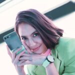 Pevita Pearce Instagram - Sending a galaxy-sized THANK YOU @samsungindonesia yang udah ajak aku ke #SamsungUnpacked! 🌌💙 Aku obsessed banget sama #GalaxyZFlip5 dan #GalaxyWatch6 yang baru! 😍 Flex Window-nya (Cover Screen) tuh besar banget dan bisa ngebantu aku untuk bikin konten olahraga dan bikin konten in hands-free dengan lebih nyaman! 🏃‍♀️📸 Ditambah lagi, aku bisa kreasikan dan dekorasi sesuai dengan suasana hati di widget aku. How cool is that! 🎨✨ Beneran ga sabar deh buat lakuin banyak hal dan ajak semua temen-temen aku lainnya untuk #JoinTheFlipSide dan jadi #TeamGalaxy😊💫 Get yours too, Pre order at samsung.com/id #withGalaxy