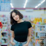 Pevita Pearce Instagram – Lagi beli ciki malah disuruh foto