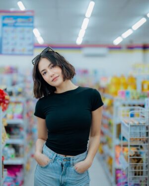 Pevita Pearce Instagram - Lagi beli ciki malah disuruh foto