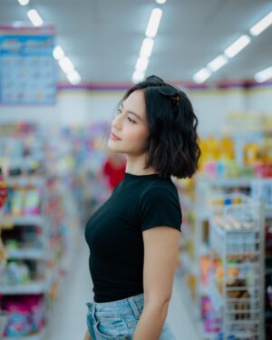 Pevita Pearce Instagram - Lagi beli ciki malah disuruh foto