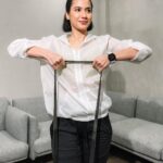 Pevita Pearce Instagram – Finally bisa posting ini juga setelah 7 hari challenge diri sendiri untuk naikin sleep score pakai #GalaxyWatch6 ☺ and this is my recap!

Day 1: don’t forget to drink plenty of water!
Day 2: doing resistance training, gak lupa cek HR Zone-nya biar gak overtrained
Day 3: sleep score masih di angka 60, but it’s ok 👌🏻
Day 4: workout 30 menit as usual
Day 5: breath exercise sebelum tidur biar makin relax
Day 6: sleep score  77 semangat!
Day 7: Sleep score aku 92! I’m so happyyy!

Anyway, fabric band-nya super nyaman, jadi gak ganggu pas tidur. Setelah 7 hari, Advanced Sleep Coaching-nya langsung keluar, bisa kasih rekomendasi aktivitas juga buat ningkatin sleep score. I’m so excited to get my better quality sleep for the next day!

If you want to #WatchEverydayWellness like me, Pre-Order Galaxy Watch6 until August 17th, 2023 di link bio @samsungindonesia! #teamgalaxy