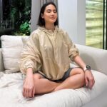 Pevita Pearce Instagram – Finally bisa posting ini juga setelah 7 hari challenge diri sendiri untuk naikin sleep score pakai #GalaxyWatch6 ☺ and this is my recap!

Day 1: don’t forget to drink plenty of water!
Day 2: doing resistance training, gak lupa cek HR Zone-nya biar gak overtrained
Day 3: sleep score masih di angka 60, but it’s ok 👌🏻
Day 4: workout 30 menit as usual
Day 5: breath exercise sebelum tidur biar makin relax
Day 6: sleep score  77 semangat!
Day 7: Sleep score aku 92! I’m so happyyy!

Anyway, fabric band-nya super nyaman, jadi gak ganggu pas tidur. Setelah 7 hari, Advanced Sleep Coaching-nya langsung keluar, bisa kasih rekomendasi aktivitas juga buat ningkatin sleep score. I’m so excited to get my better quality sleep for the next day!

If you want to #WatchEverydayWellness like me, Pre-Order Galaxy Watch6 until August 17th, 2023 di link bio @samsungindonesia! #teamgalaxy
