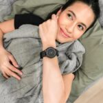 Pevita Pearce Instagram – Finally bisa posting ini juga setelah 7 hari challenge diri sendiri untuk naikin sleep score pakai #GalaxyWatch6 ☺ and this is my recap!

Day 1: don’t forget to drink plenty of water!
Day 2: doing resistance training, gak lupa cek HR Zone-nya biar gak overtrained
Day 3: sleep score masih di angka 60, but it’s ok 👌🏻
Day 4: workout 30 menit as usual
Day 5: breath exercise sebelum tidur biar makin relax
Day 6: sleep score  77 semangat!
Day 7: Sleep score aku 92! I’m so happyyy!

Anyway, fabric band-nya super nyaman, jadi gak ganggu pas tidur. Setelah 7 hari, Advanced Sleep Coaching-nya langsung keluar, bisa kasih rekomendasi aktivitas juga buat ningkatin sleep score. I’m so excited to get my better quality sleep for the next day!

If you want to #WatchEverydayWellness like me, Pre-Order Galaxy Watch6 until August 17th, 2023 di link bio @samsungindonesia! #teamgalaxy