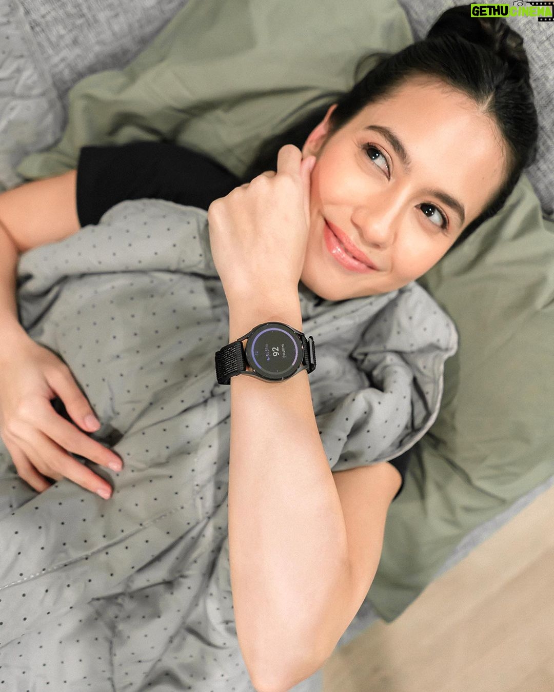 Pevita Pearce Instagram - Finally bisa posting ini juga setelah 7 hari challenge diri sendiri untuk naikin sleep score pakai #GalaxyWatch6 ☺ and this is my recap! Day 1: don’t forget to drink plenty of water! Day 2: doing resistance training, gak lupa cek HR Zone-nya biar gak overtrained Day 3: sleep score masih di angka 60, but it’s ok 👌🏻 Day 4: workout 30 menit as usual Day 5: breath exercise sebelum tidur biar makin relax Day 6: sleep score 77 semangat! Day 7: Sleep score aku 92! I’m so happyyy! Anyway, fabric band-nya super nyaman, jadi gak ganggu pas tidur. Setelah 7 hari, Advanced Sleep Coaching-nya langsung keluar, bisa kasih rekomendasi aktivitas juga buat ningkatin sleep score. I’m so excited to get my better quality sleep for the next day! If you want to #WatchEverydayWellness like me, Pre-Order Galaxy Watch6 until August 17th, 2023 di link bio @samsungindonesia! #teamgalaxy