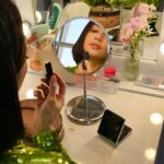Pevita Pearce Instagram - Ready, Set, Flip & Glam! 💄💁‍♀️ aku bisa tampil on fleek dengan instant, rekam dan bahkan share keseruan #SamsungUnpacked kali ini dalam ketukan semuanya aku lakuin cukup dari Flex window #GalaxyZFlip5 aja ✨💋 SUPER love the new feature indeed. P.S geser kanan buat liat betapa happy nya aku walk in the Runway for Samsung bareng #TeamGalaxy lainnya yang udah #JoinTheFlipSide all result were taken #WithGalaxy #Nightography Yuk buruan pre-order di samsung.com/id