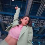 Pevita Pearce Instagram - Sending a galaxy-sized THANK YOU @samsungindonesia yang udah ajak aku ke #SamsungUnpacked! 🌌💙 Aku obsessed banget sama #GalaxyZFlip5 dan #GalaxyWatch6 yang baru! 😍 Flex Window-nya (Cover Screen) tuh besar banget dan bisa ngebantu aku untuk bikin konten olahraga dan bikin konten in hands-free dengan lebih nyaman! 🏃‍♀️📸 Ditambah lagi, aku bisa kreasikan dan dekorasi sesuai dengan suasana hati di widget aku. How cool is that! 🎨✨ Beneran ga sabar deh buat lakuin banyak hal dan ajak semua temen-temen aku lainnya untuk #JoinTheFlipSide dan jadi #TeamGalaxy😊💫 Get yours too, Pre order at samsung.com/id #withGalaxy