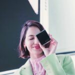 Pevita Pearce Instagram - Sending a galaxy-sized THANK YOU @samsungindonesia yang udah ajak aku ke #SamsungUnpacked! 🌌💙 Aku obsessed banget sama #GalaxyZFlip5 dan #GalaxyWatch6 yang baru! 😍 Flex Window-nya (Cover Screen) tuh besar banget dan bisa ngebantu aku untuk bikin konten olahraga dan bikin konten in hands-free dengan lebih nyaman! 🏃‍♀️📸 Ditambah lagi, aku bisa kreasikan dan dekorasi sesuai dengan suasana hati di widget aku. How cool is that! 🎨✨ Beneran ga sabar deh buat lakuin banyak hal dan ajak semua temen-temen aku lainnya untuk #JoinTheFlipSide dan jadi #TeamGalaxy😊💫 Get yours too, Pre order at samsung.com/id #withGalaxy