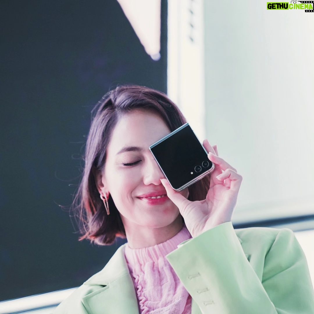 Pevita Pearce Instagram - Sending a galaxy-sized THANK YOU @samsungindonesia yang udah ajak aku ke #SamsungUnpacked! ππ Aku obsessed banget sama #GalaxyZFlip5 dan #GalaxyWatch6 yang baru! π Flex Window-nya (Cover Screen) tuh besar banget dan bisa ngebantu aku untuk bikin konten olahraga dan bikin konten in hands-free dengan lebih nyaman! πββοΈπΈ Ditambah lagi, aku bisa kreasikan dan dekorasi sesuai dengan suasana hati di widget aku. How cool is that! π¨β¨ Beneran ga sabar deh buat lakuin banyak hal dan ajak semua temen-temen aku lainnya untuk #JoinTheFlipSide dan jadi #TeamGalaxyππ« Get yours too, Pre order at samsung.com/id #withGalaxy