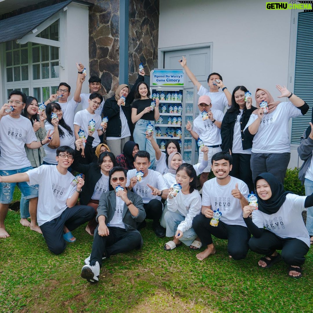 Pevita Pearce Instagram - HAPPY 13th ANNIVERSARY PEVO What did I do to deserve you guys? kalian bukan cuma orang-orang yang mendukung aku tapi kalian adalah keluarga buat aku. selalu ada support aku dari 13 tahun yang lalu. sebuah kebanggaan bisa tumbuh bersama kalian. dari dulu kita pakai seragam sekolah sampai sekarang ngeliat kalian ada yang sudah menikah, punya anak, dan ada yang sudah punya anak dua hahaha melihat kalian mengejar mimpi kalian sabil aku pun juga mengejar mimpiku. terima kasih untuk semua yang sudah mendukung perjalanan karir ku selama 13 tahun terakhir. semua yang aku capai itu juga karena dukungan kalian. terima kasih untuk semua PEVO di seluruh indonesia (yang kemarin hadir dan juga berhalangan). Love you guys to the moon and back.
